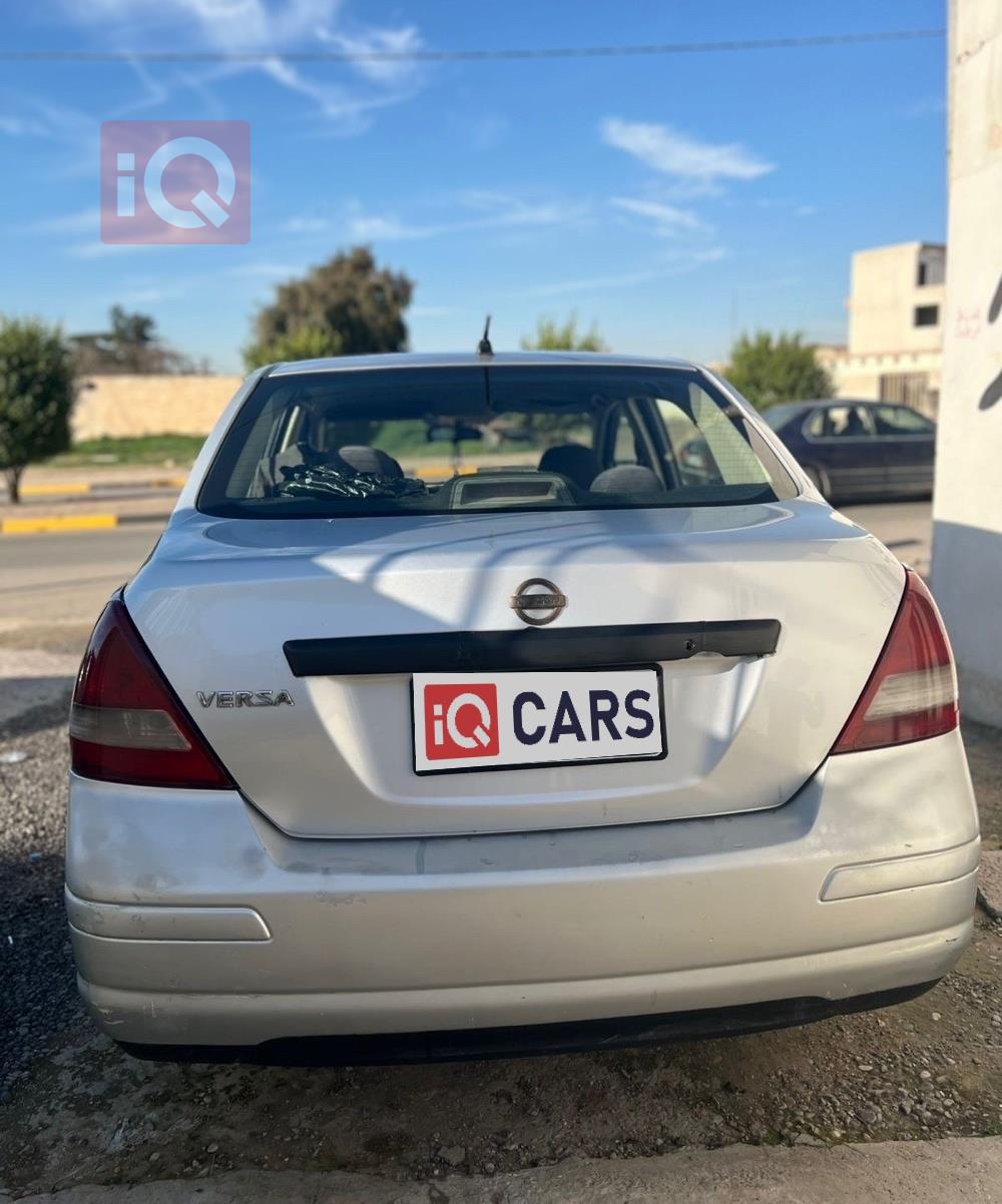 نيسان فيرسا